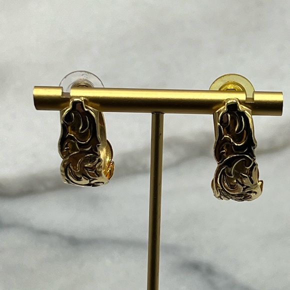 Floral Engraved Pattern on Gold Oval Hoop Earrings - Picture 10 of 12